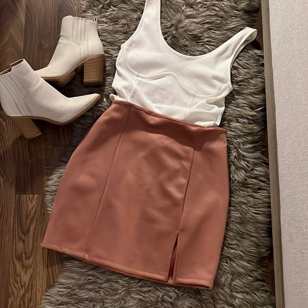 ❌❌SOLD ❌❌Rose pink faux suede skirt
